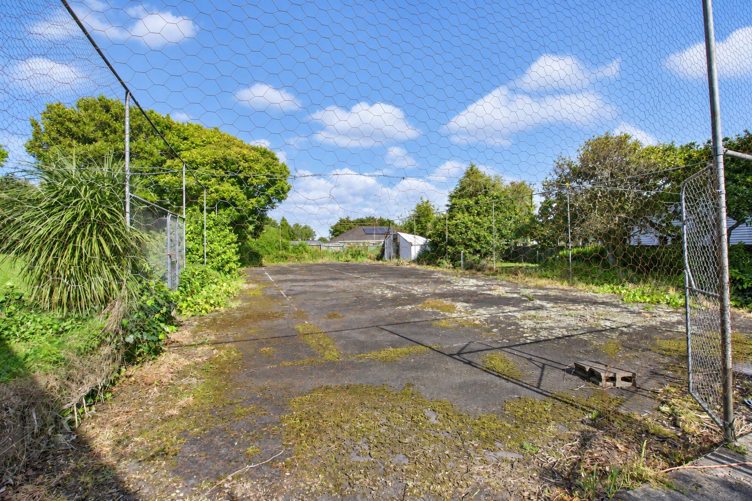 Private tennis court — 61 Hill Road, Hill Park, Manukau